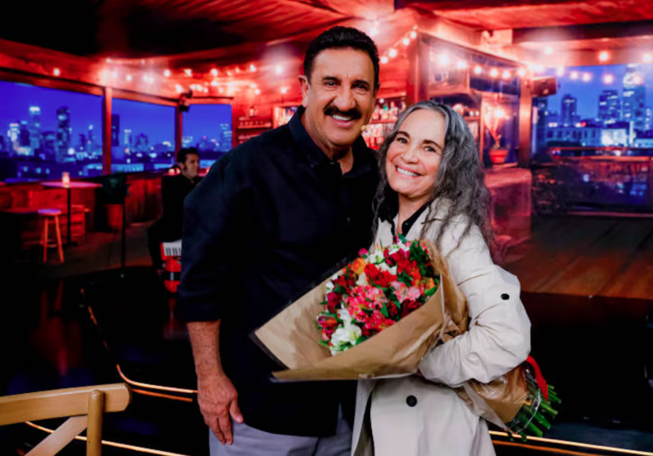Ao lado de Ratinho, Regina Duarte recebe o troféu Para Sempre Nossa Estrela no SBT