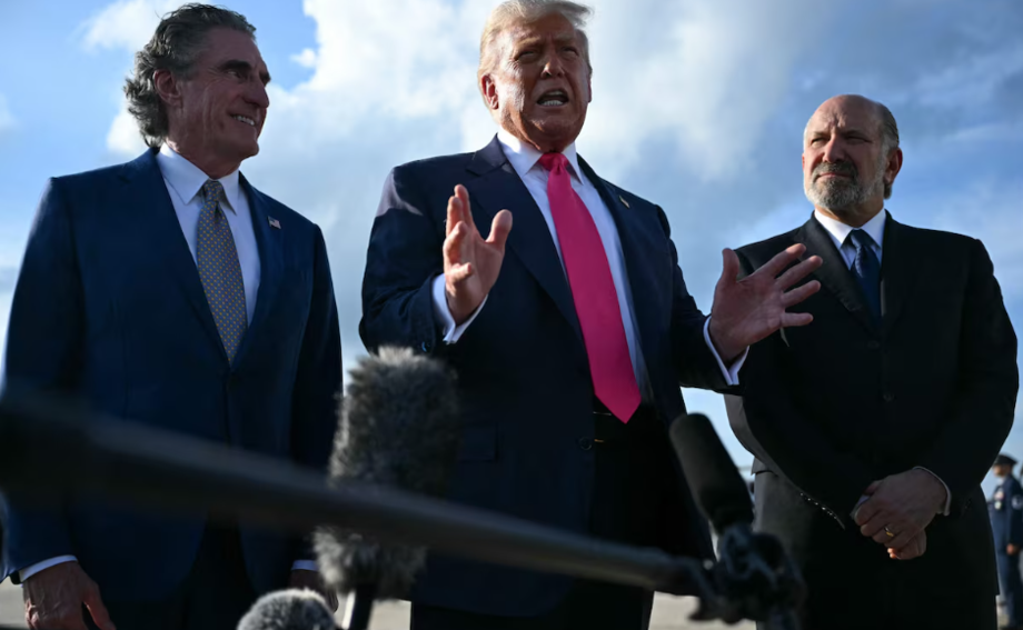 Trump, entre o secretário do Interior, Doug Burgum, e o de Comércio, Howard Lutnick, ao desembarcar em Maryland, nesta terça-feira, 15