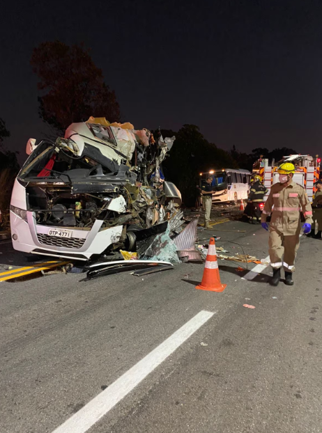 Micro-ônibus que levava estudantes da Universidade Federal do Pará (UFPA) ficou destruído após acidente com carreta de grande porte.