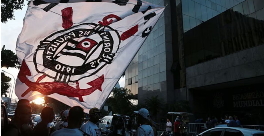 Bandeira do Corinthians em frente ao Parque São Jorge.