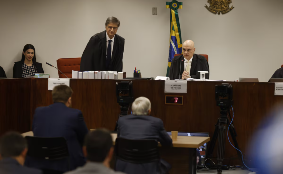 Procurador-geral Paulo Gonet Branco afirma que Jair e Eduardo Bolsonaro atuam para 'intimidar autoridades' no Brasil