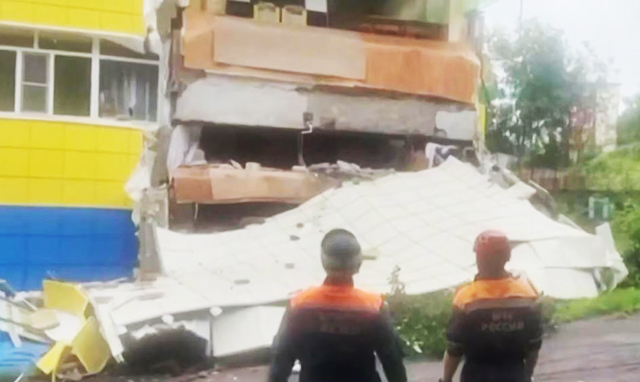Imagem de vídeo divulgada pelo Ministério Russo de Situações de Emergência mostra socorristas inspecionando um prédio de jardim de infância danificado na região de Kamchatka, na Rússia, após um terremoto de magnitude 8,8 atingir a costa e provocar um tsun