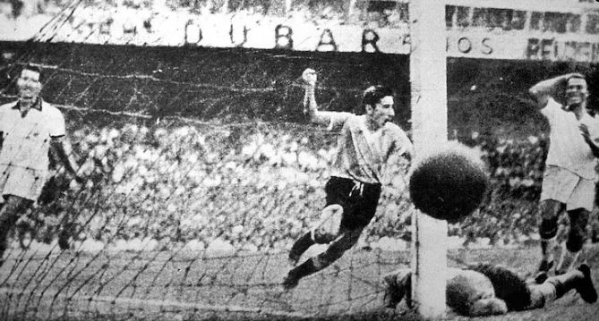 Apesar de sair na frente, O Uruguai virou para 2 a 1 com gols de Schiaffino e Ghiggia, que calou o estádio do Maracanã em episódio relembrado até hoje como