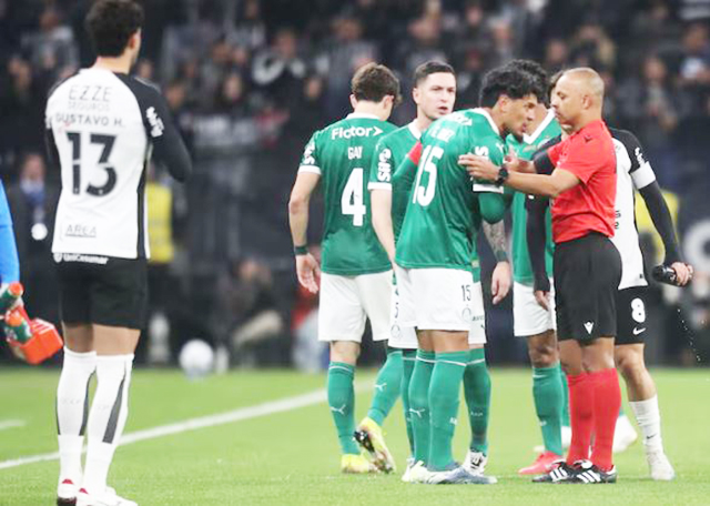 Gol de Maurício é anulado por impedimento no clássico, e decisão do VAR gera críticas de Abel Ferreira e repercussão nas redes.