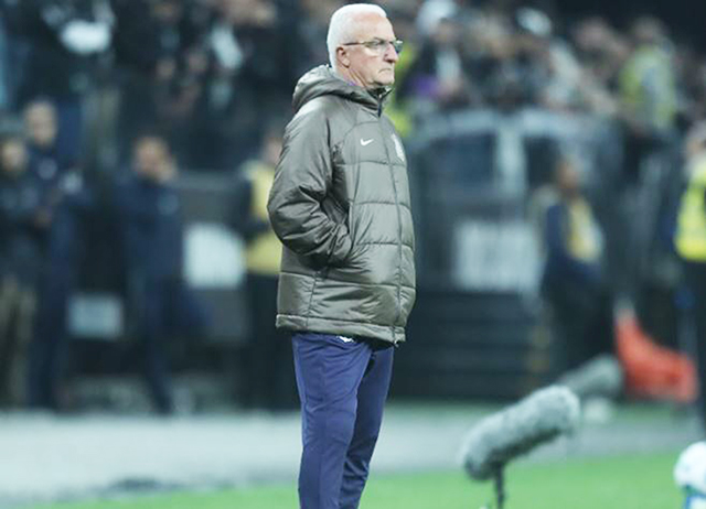 Dorival ganha moral no Corinthians após vitória sobre o Palmeiras com trio ofensivo completo pela primeira vez.