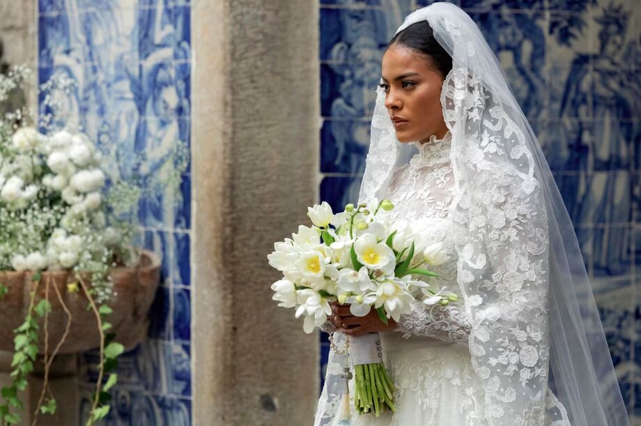 Maria de Fátima (Bella Campos) entra sozinha na igreja para se casar com Afonso (Humberto Carrão)