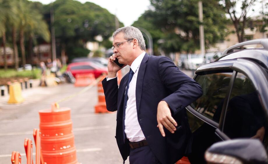 O líder do PT na Câmara, Lindbergh Farias (RJ), chega à sede da Polícia Federal, em Brasília