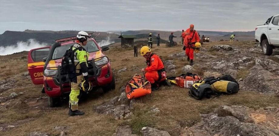 Equipe do Corpo de Bombeiros atua no resgate de criança em cânion em Cambará do Sul.