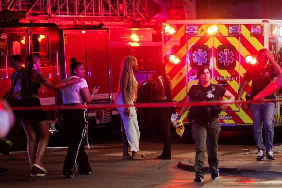 Policiais trabalham na cena de um tiroteio na quarta-feira, 2 de julho de 2025, na área do River North em Chicago.