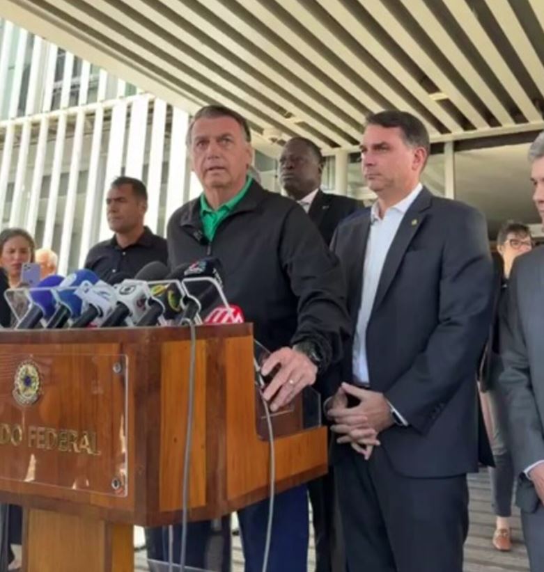 Jair Bolsonaro visitou o gabinete do filho, Flávio Bolsonaro, nesta quinta-feira, 17