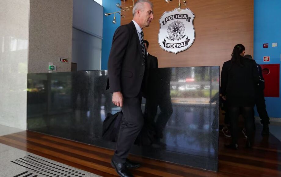 Osmar Crivellati na sede da Polícia Federal.