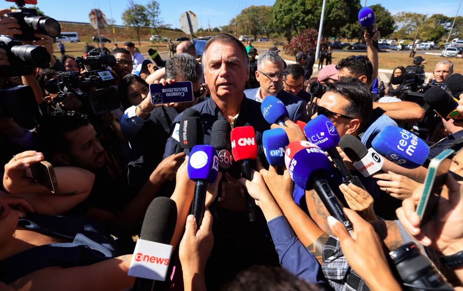 O ex-presidente Jair Bolsonaro dá entrevista coletiva após colocar tornozeleira eletrônica, uma das medidas impostas pelo ministro do STF Alexandre de Moraes