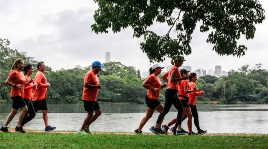 Assessorias esportivas utilizam espaço do Parque do Ibirapuera para reunir seus alunos que praticam corrida.