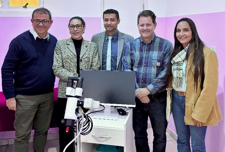 Renato, ao lado da equipe responsável pelo atendimento ginecológico e com o vereador Flavinho Lopes, reforçou o compromisso com a saúde da mulher no Hospital São Vicente de Paula.