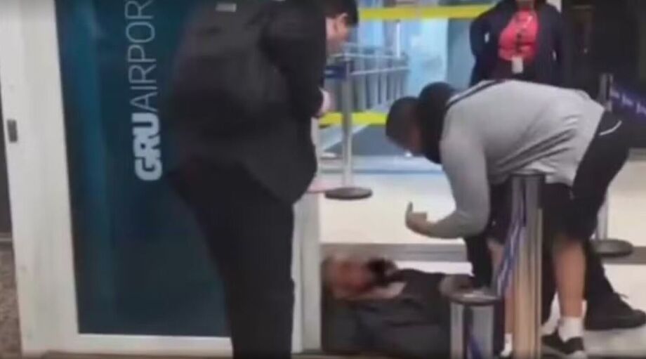 Passageiro bloqueia portão de embarque e causa confusão no Aeroporto Internacional de SP, em Guarulhos