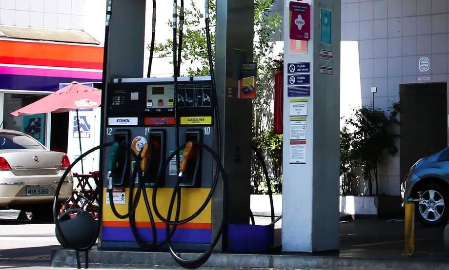 Gasolina tem custado, em média, R$6,23 por litro no Brasil