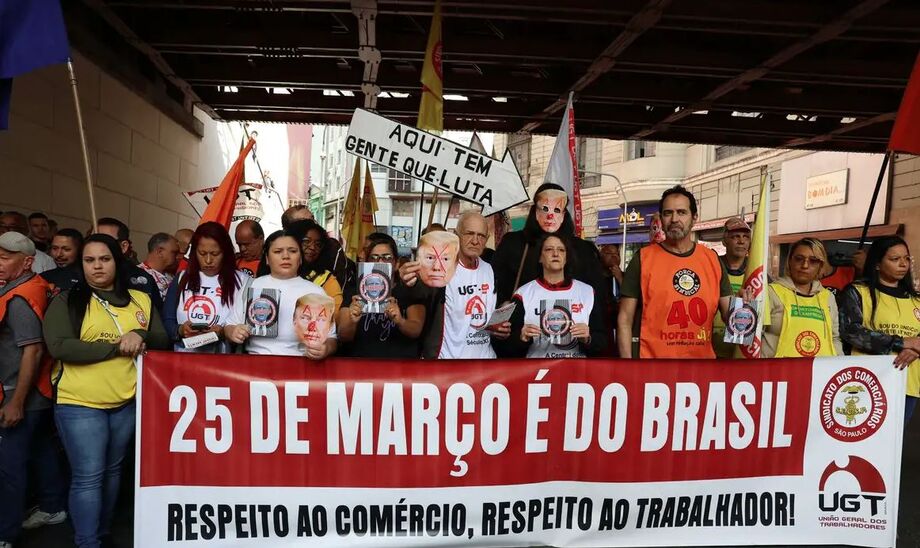 Manifestação dos comerciários da 25 de março, com organização do sindicato dos comerciários de São Paulo, contra medidas do presidente dos Estados Unidos, Donald Trump.