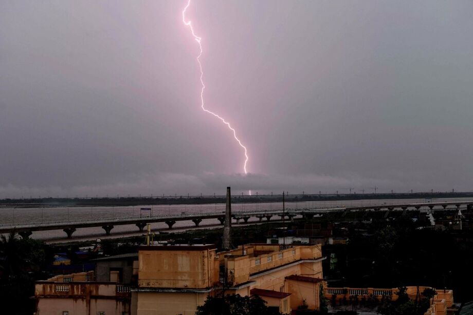 Raios durante as monções em Patna, no estado de Bihar, na Índia, em julho de 2025.