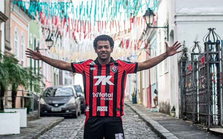 Vitória anuncia contratação de Romarinho