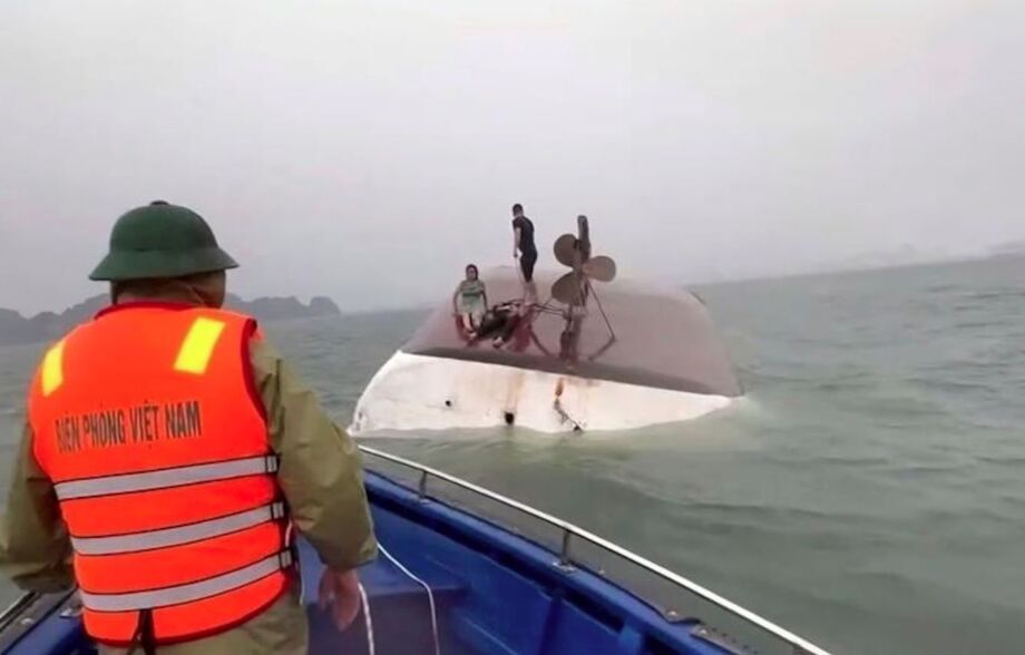 Pessoas são resgatadas após barco virar neste sábado em Ha Long By, no Vietnã