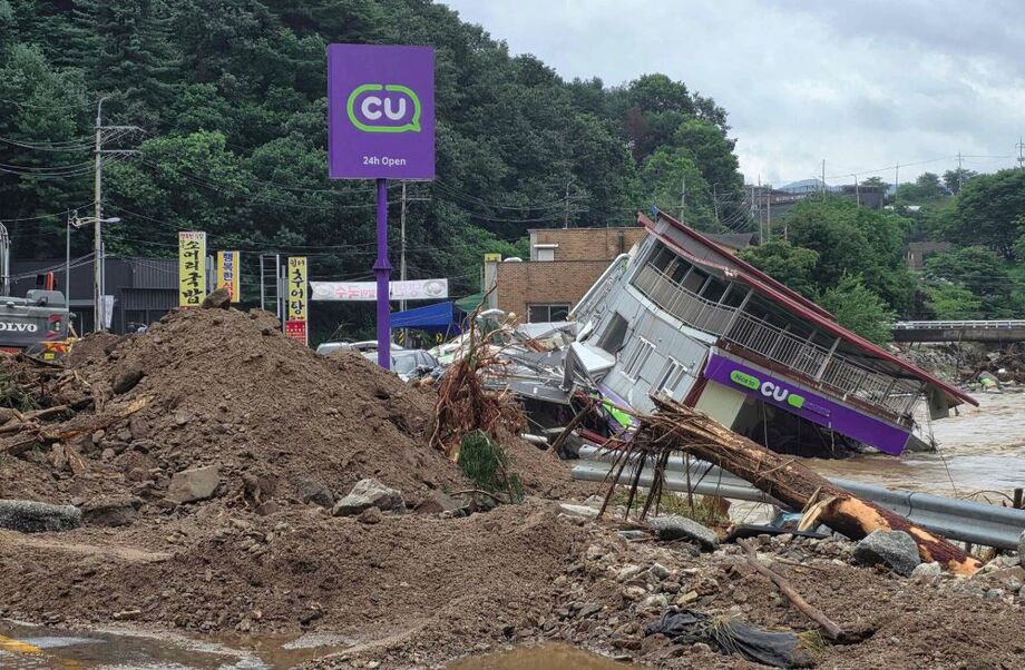 Um prédio de loja de conveniência desabou em um rio devido às fortes chuvas no condado de Gapyeong