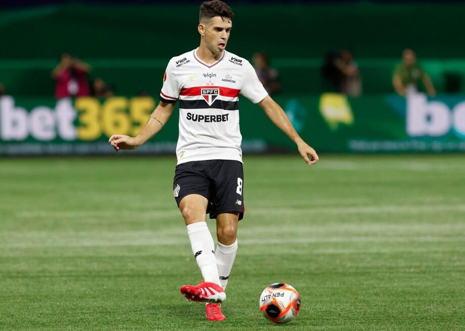 Oscar vai desfalcar o São Paulo por pelo menos um mês.