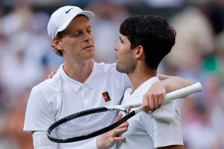 Jannik Sinner, da Itália, reage com Carlos Alcaraz, da Espanha, após vencer a final masculina.