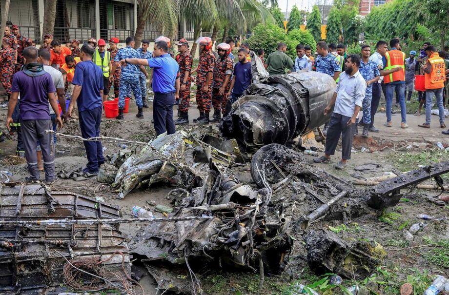 Ao menos 19 pessoas morreram em queda de avião da Força Aérea em Bangladesh.
