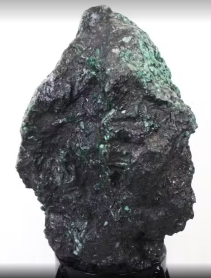 Canga com esmeraldas da Bahia será leiloada por R$ 100 milhões; escultura da mesma pedra será vendida em novembro.