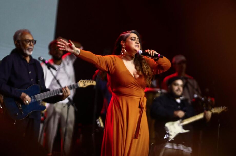 Preta Gil ao lado do seu pai, Gilberto Gil, no palco do Festival Tura de 2023, em São Paulo