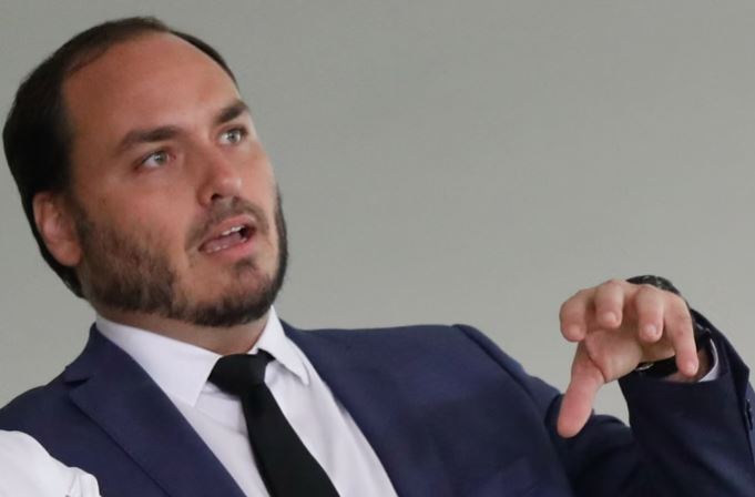 Carlos Bolsonaro chama pen drive achado na casa do pai de factoide e acusa imprensa de alimentar narrativa fantasiosa.