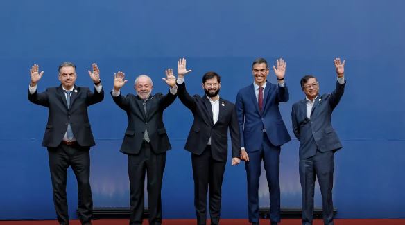 Lula defende participação popular na democracia e critica desigualdade em reunião com líderes no Chile.