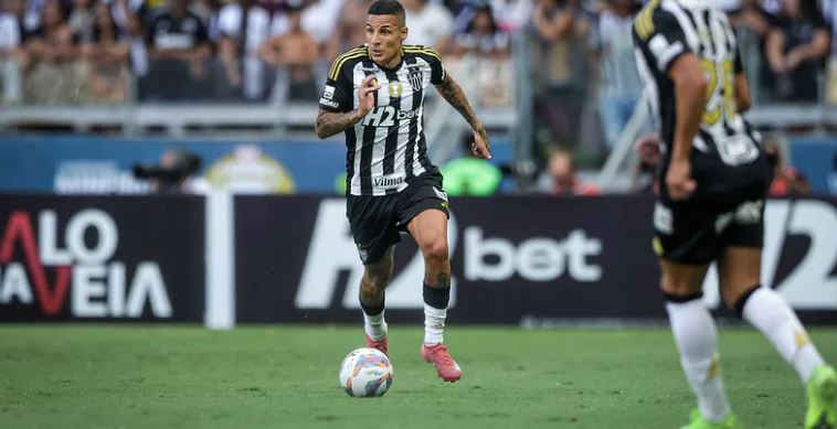 Lateral-esquerdo do Galo é diagnosticado com problema na coxa esquerda e desfalca equipe contra Bucaramanga pela Sul-Americana