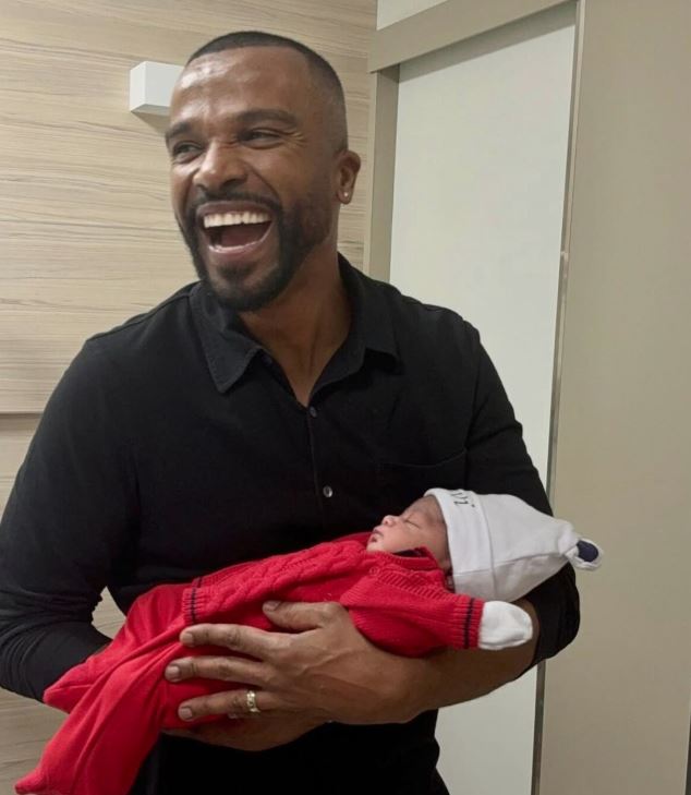 Alexandre Pires com seu neto, Ravi, no colo; bebê é filho de Carol Pires