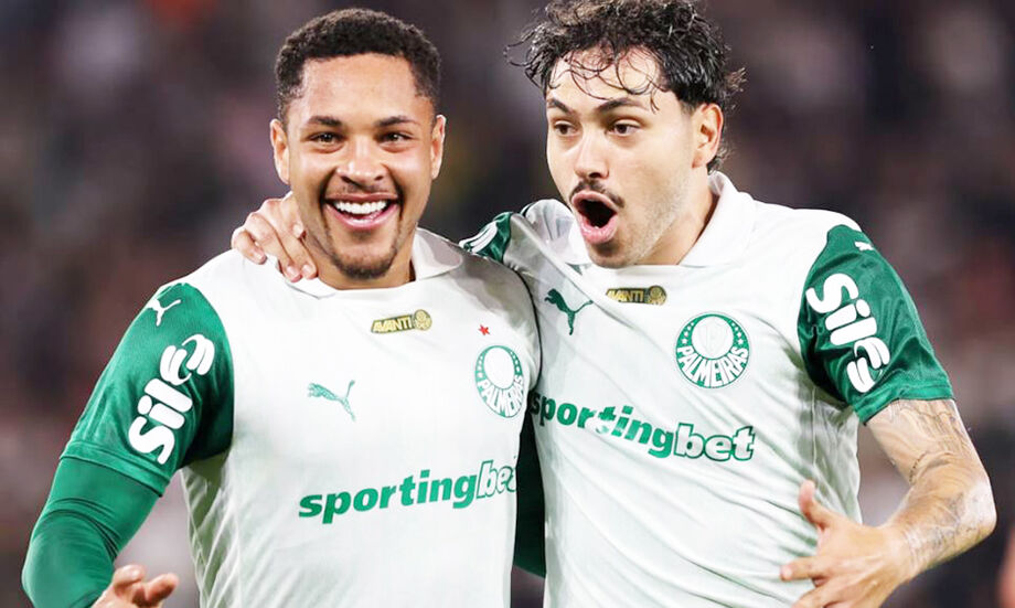 Vitor Roque celebra com Maurício o gol que definiu a virada do Palmeiras.