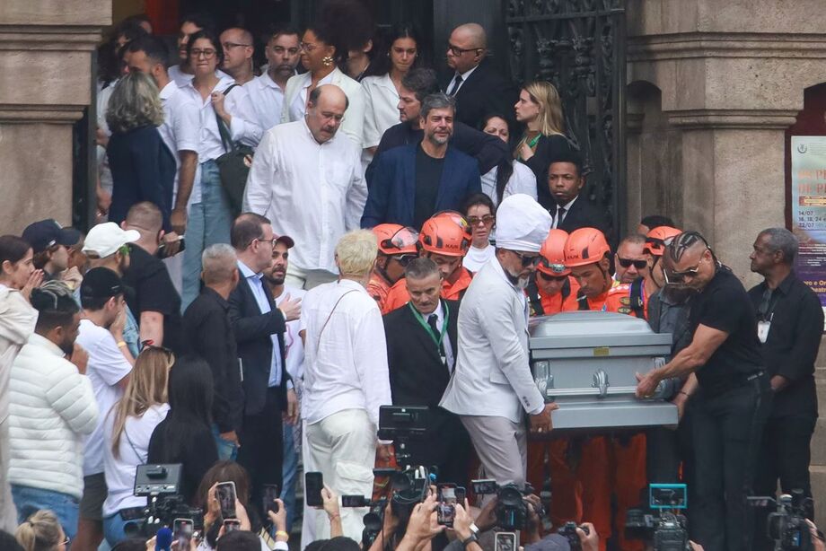 O corpo da cantora Preta Gil deixa o Theatro Municipal do Rio de Janeiro, no Centro, após velório; ele será transportado para cerimônia de cremação, restrita a amigos e familiares