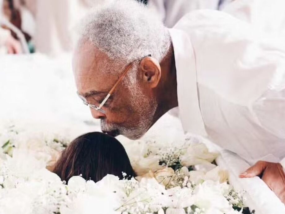 Gilberto Gil beija sua filha Preta Gil no caixão durante o velório da cantora no Theatro Municipal do Rio de Janeiro