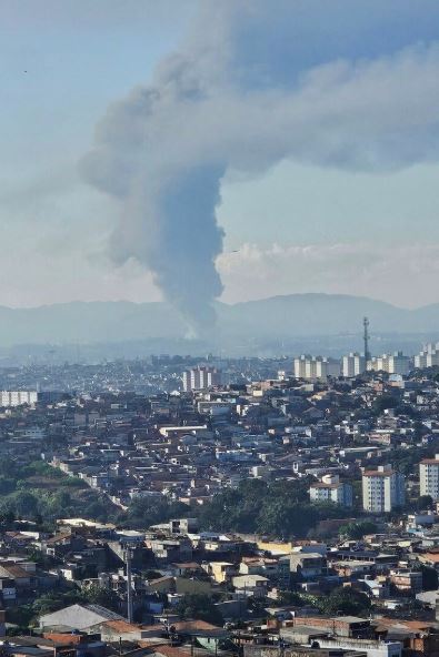Incêndio em Guarulhos foi registrado por moradores de regiões como Guaianases