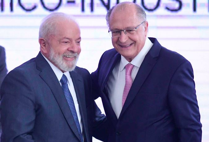 Lula sanciona lei que cria o programa Acredita Exportação, com devolução de 3% para pequenas empresas que vendem ao exterior.