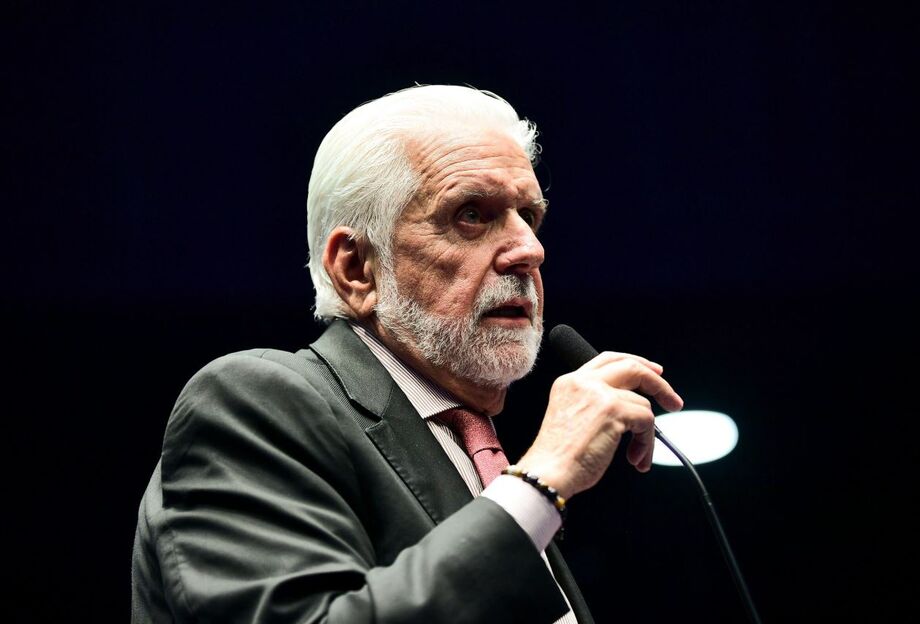 Para Jaques Wagner, diplomacias dos dois países precisam combinar condições para eventual conversa; tarifas passam a valer na sexta-feira, 1º, segundo governo dos EUA