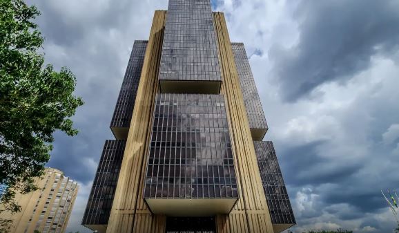 Juros médios ficam em 31,5% ao ano em junho; rotativo do cartão ainda ultrapassa 440%.
