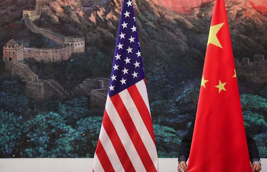 EUA e China discutem extensão da trégua tarifária; decisão final será de Trump.
