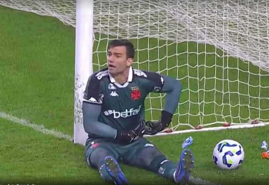 CBF apoia árbitro após expulsão de Léo Jardim e diz que decisão seguiu regra contra antijogo.