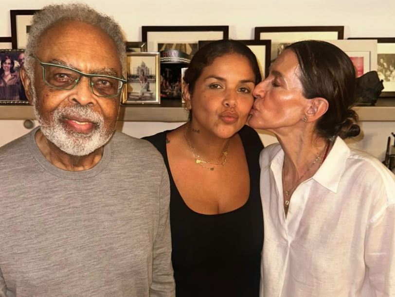 Jude Paulla, uma das amigas mais próximas de Preta Gil, recebe o carinho de Gilberto Gil e Flora Gil