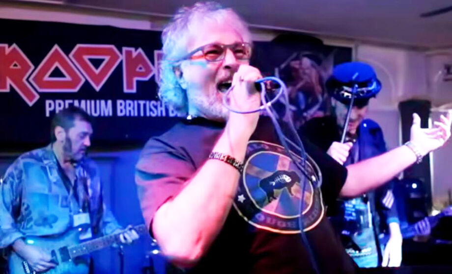 Paul Mario Day, primeiro vocalista do Iron Maiden, em apresentação realizada em 2019.