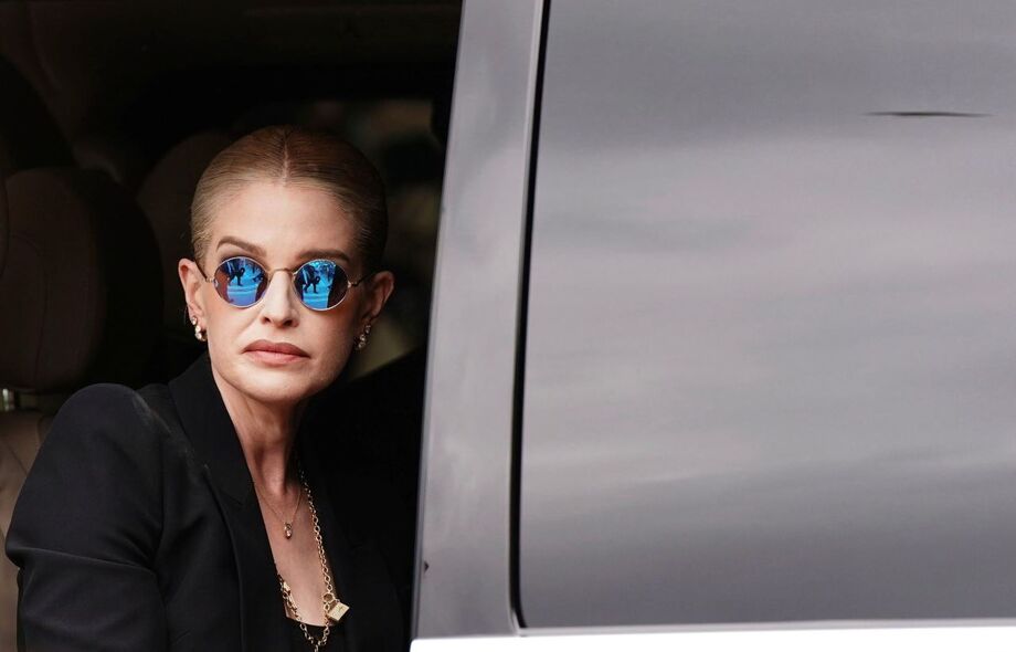 Kelly Osbourne surge emocionada em cortejo pela ponte Black Sabbath, em Birmingham, na Inglaterra.