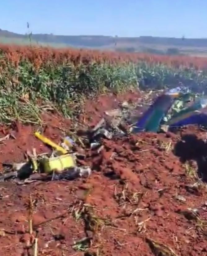 Avião da Esquadrilha da Fumaça cai durante treinamento no interior de São Paulo. Piloto se ejetou com sucesso e passa bem.