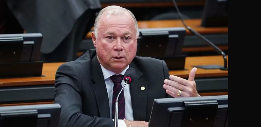A Câmara dos Deputados deve julgar a cassação de Carla Zambelli entre agosto e setembro, com possibilidade de convocação de testemunhas, incluindo o hacker Delgatti Neto. O processo ocorre após ordem do STF