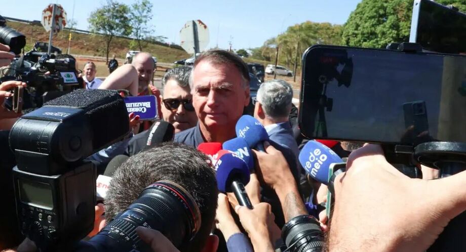 Jair Bolsonaro evita comentar a prisão de Carla Zambelli, enquanto Flávio Bolsonaro agradece apoio do vice-premiê italiano. Deputada foi presa após ficar foragida por dois meses na Itália.