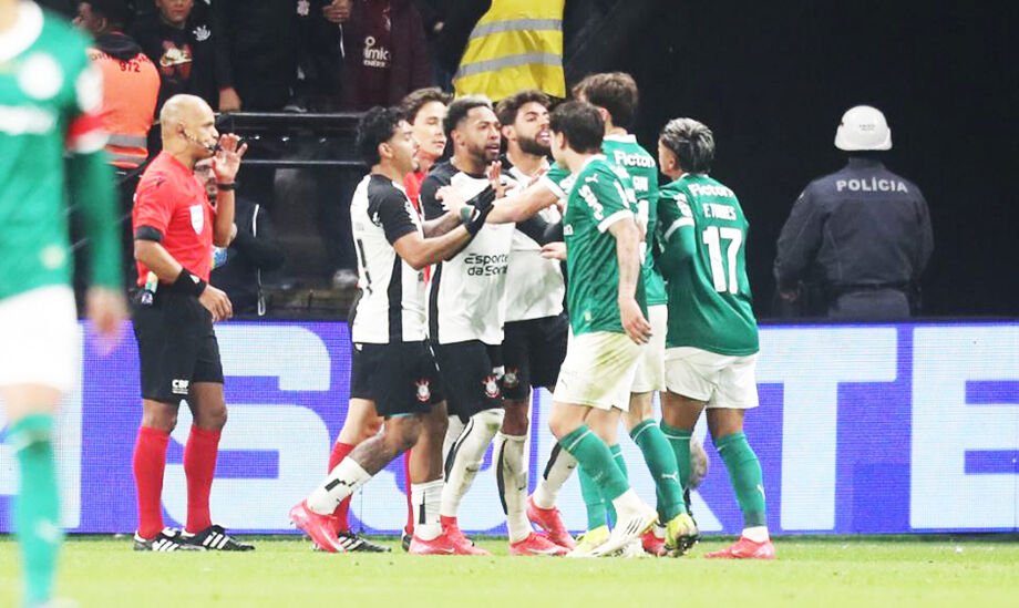 Objeto foram atirados no gramado após comemoração palmeirense em frente às organizadas do Corinthians.